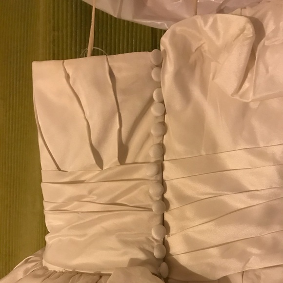 White by Vera Wang Wedding Gown (BNWT) - Picture 4 of 7